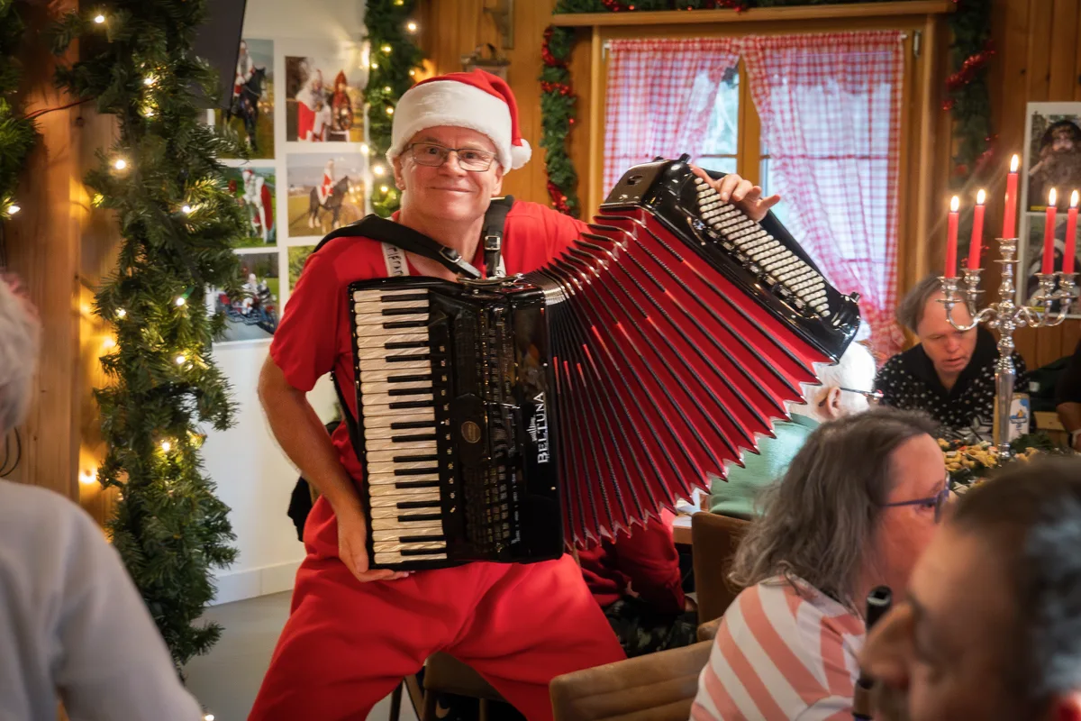 Ein Samichlaus mit einem Handörgeli.